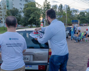 Adesivaço em frente ao Hospital de Base reforça mobilização contra a terceirização da saúde
